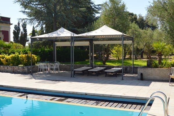 workshop-esperienziale-per-coppie-yoga-in-salento-piscina